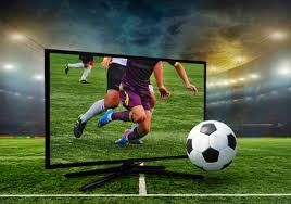 气氛真好，巴萨球迷给弗里克送上了60岁生日蛋糕